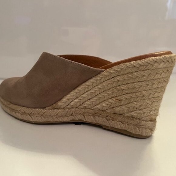 Andre Assous Closed Toe Suede Wedge Size 36/6 - Picture 4 of 5